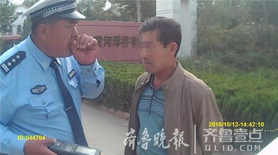 交警查酒驾遇“老司机”:演技爆发吹30次