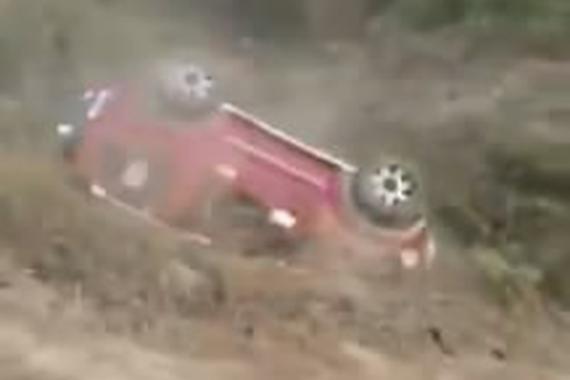 视频：香菇！越野车装X后滚下山坡