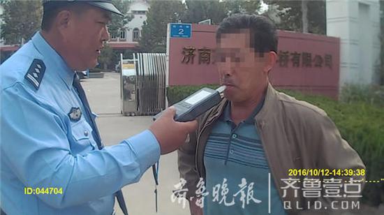 交警查酒驾遇“老司机”:演技爆发吹30次