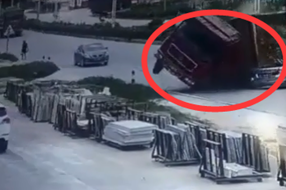 视频：悲惨事故谁的错？逆行还是超载