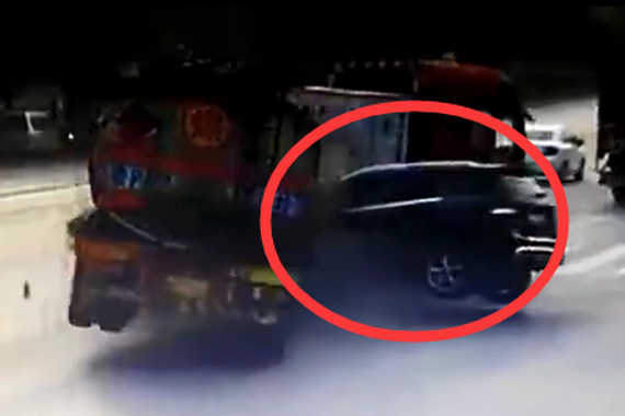 视频：一声巨响！SUV拦腰撞断油罐车