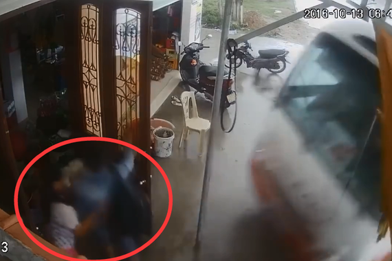 视频：招车招来祸端！轿车冲进房屋