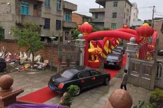 农村土豪的婚礼 来的全都是上百万的豪车