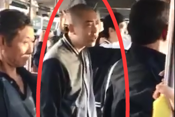 视频：色狼欺负小姑娘！被公交乘客群殴