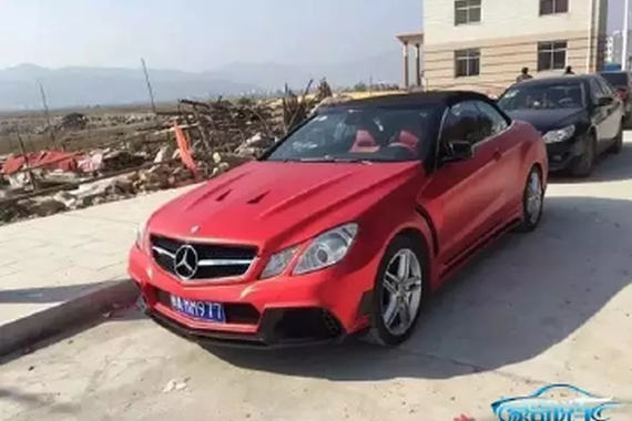 村里大老板回乡 小路上开劳斯莱斯