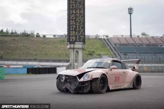 万人宠爱的RWB“粉猪“竟然撞车了