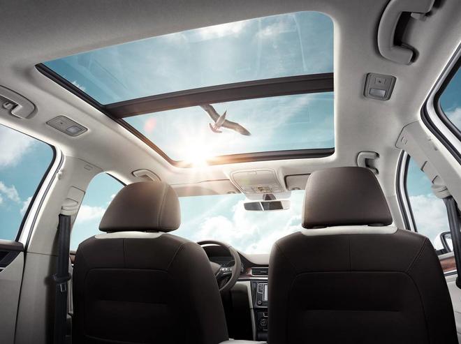 蔚领全系标配超大的全景天窗,其外部尺寸达到830mm X 1004mm