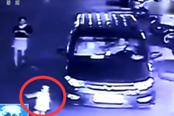 视频：家长低头玩手机 2岁女童被碾压身亡