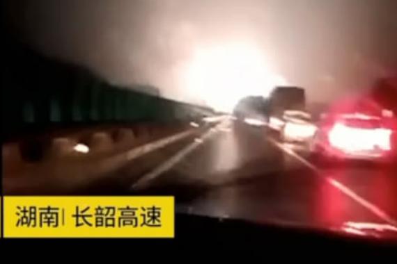 视频：高速公路车祸！满载爆竹的货车爆燃