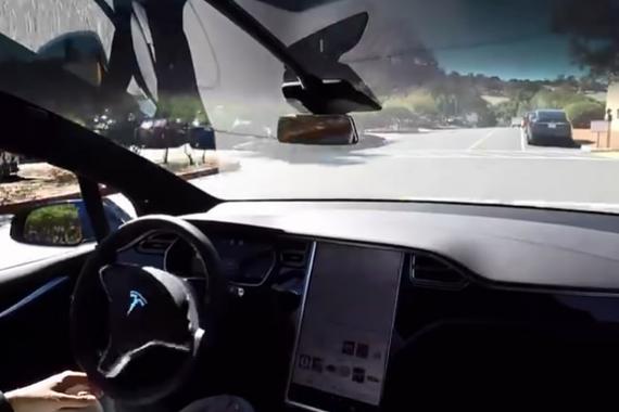 视频：特斯拉再秀无人驾驶 更安全的选择？