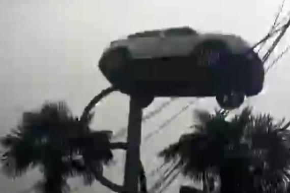 视频：汽车冲上电线杆！这是怎么办到的？