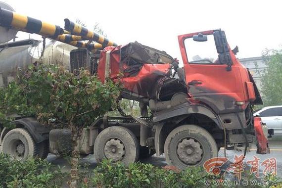 水泥罐车撞上限高杆 车顶被掀变“敞篷”