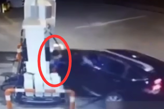 视频：女司机撞死加油站女工！