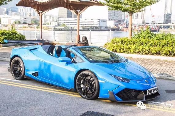 有辆蓝色的战斗机正在贴地飞行