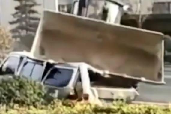 视频：随意停车没法治？铲车终于动手了