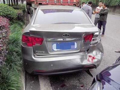 女司机低头捡iPhone7 奔驰车追尾损失7万