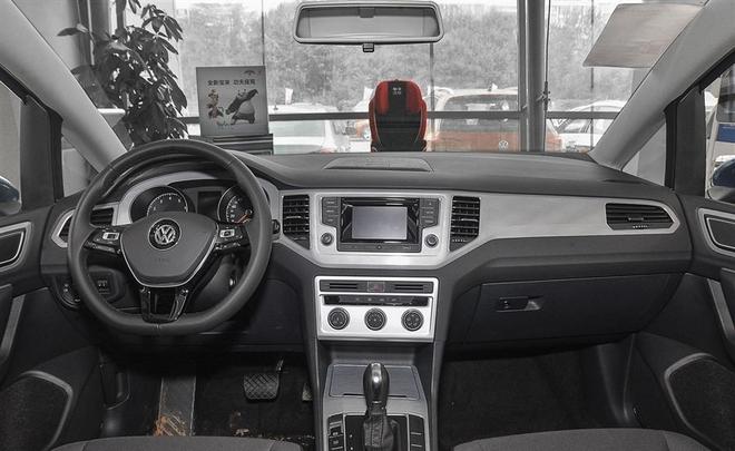 嘉旅的内饰设计更加硬朗,富有活力