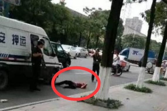 视频：男子追砸运钞车！保安开枪当场击毙