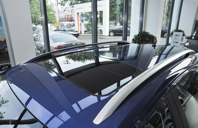 朗行没有配备全景天窗,但拥有车顶行李架