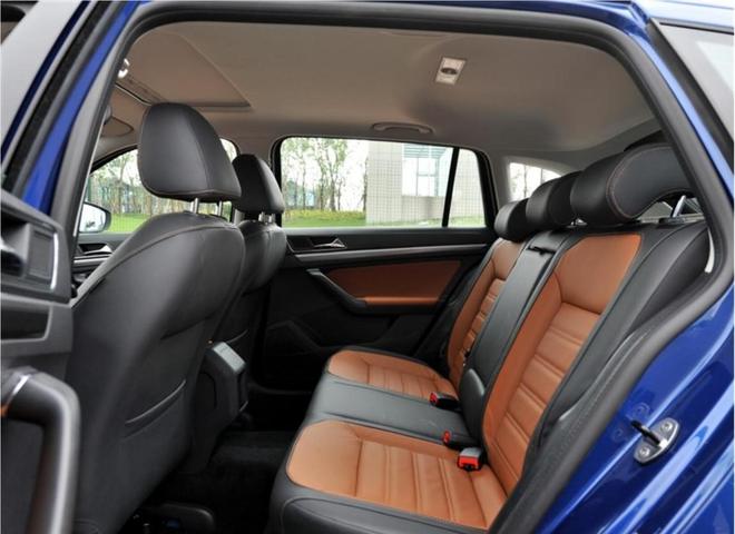 朗行的前后排空间