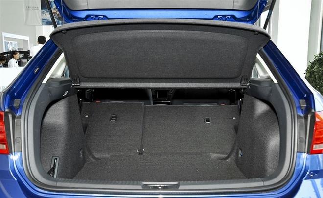 朗行后备箱的标准状态容积为412L,大小和扩展性都不如嘉旅