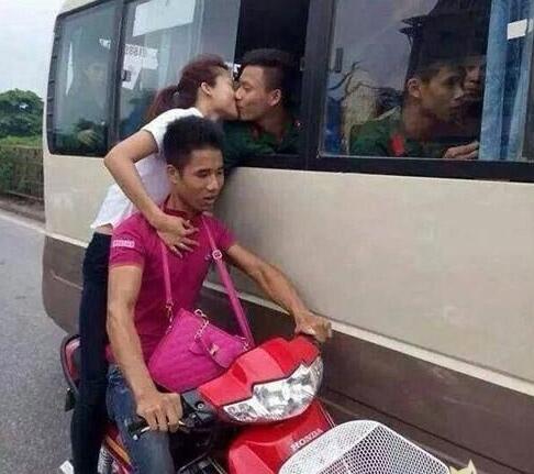 最近车震抓得比较严!你这迷人的小妖精