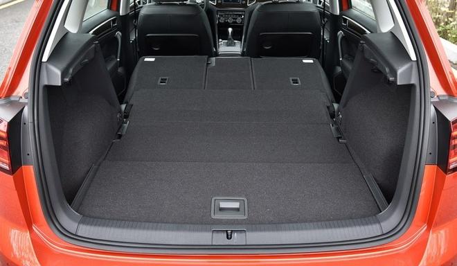 嘉旅拥有500-1520L的超大后备箱空间,更加实用