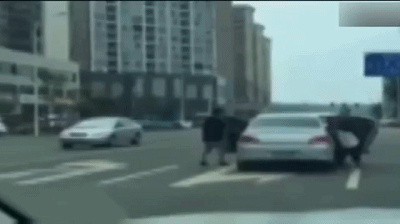 有胸器 我要不要邀请妹子进车里谈谈理想?