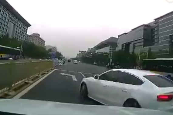 视频：司机什么操作？连续压实线变道