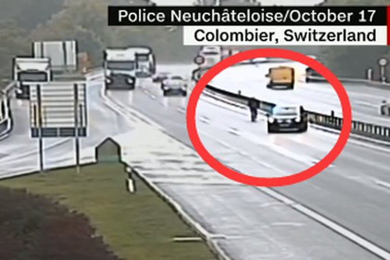 视频：汽车突然自动驾驶！司机紧追不舍