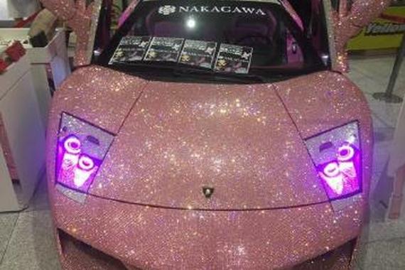 这车要是个男的开就奇葩了