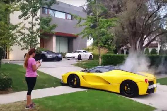开着2000万的法拉利 刚出别墅就狠狠拖底