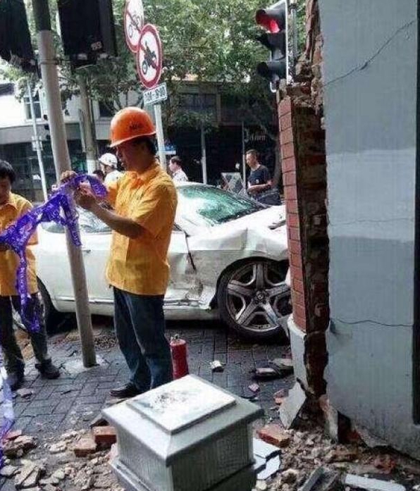 宾利撞到路边老房子,屋主报价惊呆所有人