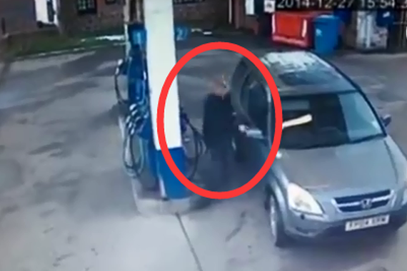 视频：服了这女司机！永远找不到油箱盖