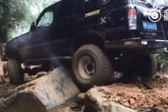 视频：越野老司机？这段路真不好走