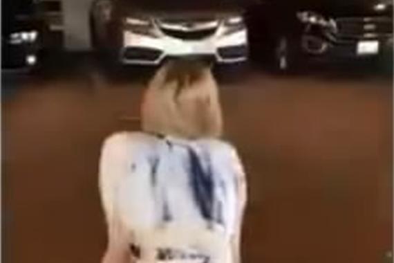 视频：美女竟然在地下停车场做这事！