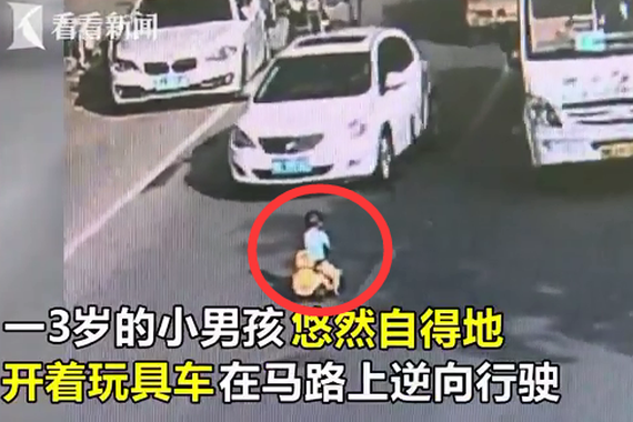 视频：家长你在哪？小孩竟在马路上逆行
