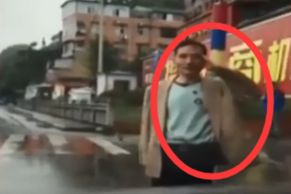 视频：太奇葩！男子先敬礼再碰瓷