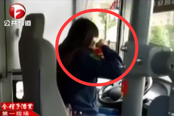 视频：公交女司机边开车边吃方便面！
