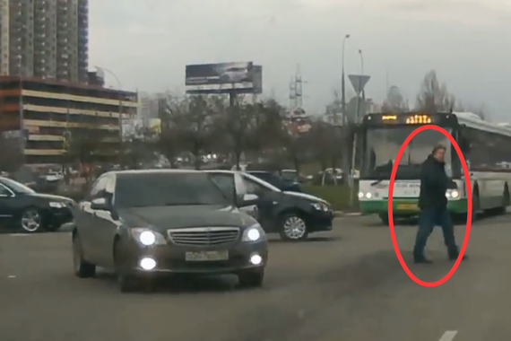 视频：街头怒怼！司机和路人大打出手