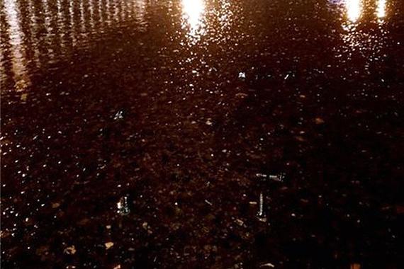 800平米路面现数千螺丝钉 民警3小时清除2.3公斤