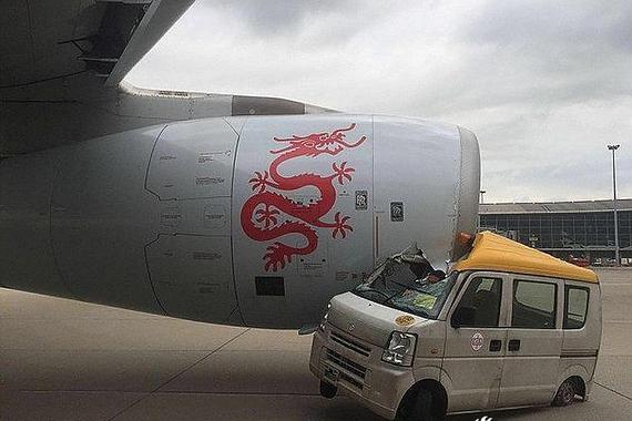 面包车撞飞机 损失严重的却不是航空公司