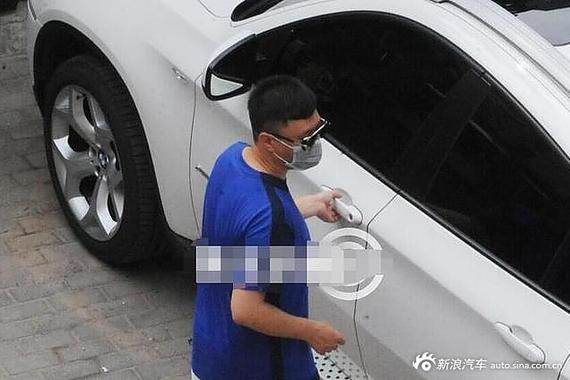 硬汉孙红雷独爱宝马X6，家里不同颜色的X6能换着开