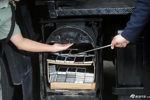 香港海关捣破走私手机集团 查获9300部手机