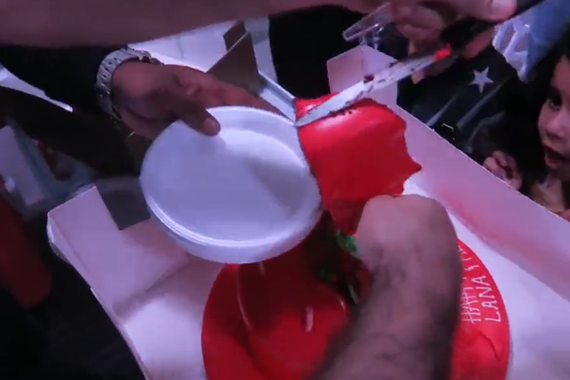 视频:中东土豪送妹妹魅影庆生