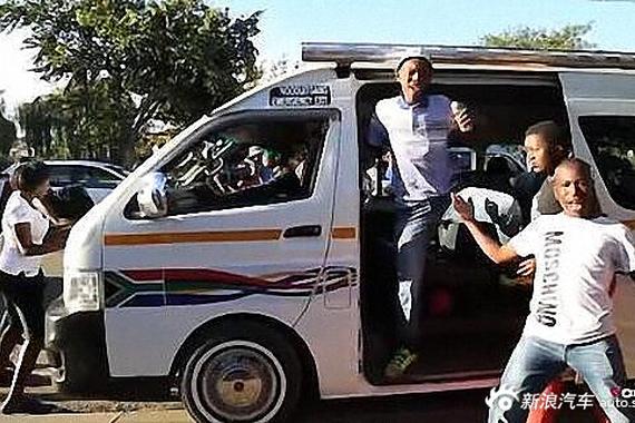 黑人富二代炫富 豪车美女相伴荒淫无度