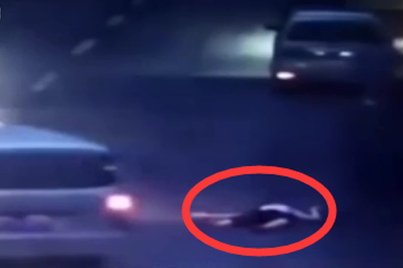 视频：女子被撞遭碾压 数十人路过无人救