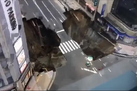 视频：市区路面突然塌陷 出现骇人深坑