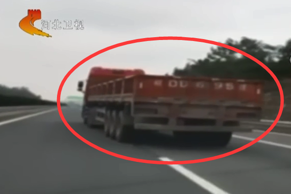 视频：货车高速走“S形” 逼疯轿车司机