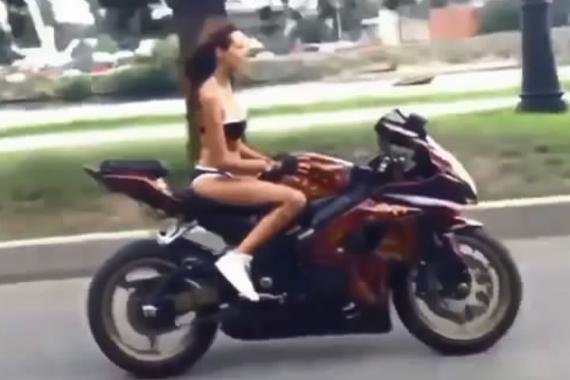 视频：美女秀车技！人车结合美如画